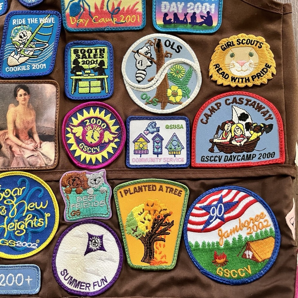 Vtg Girl Scouts Brownie Vest Early 2000s Over 80 Patches USA Size Medium - Picture 4 of 11